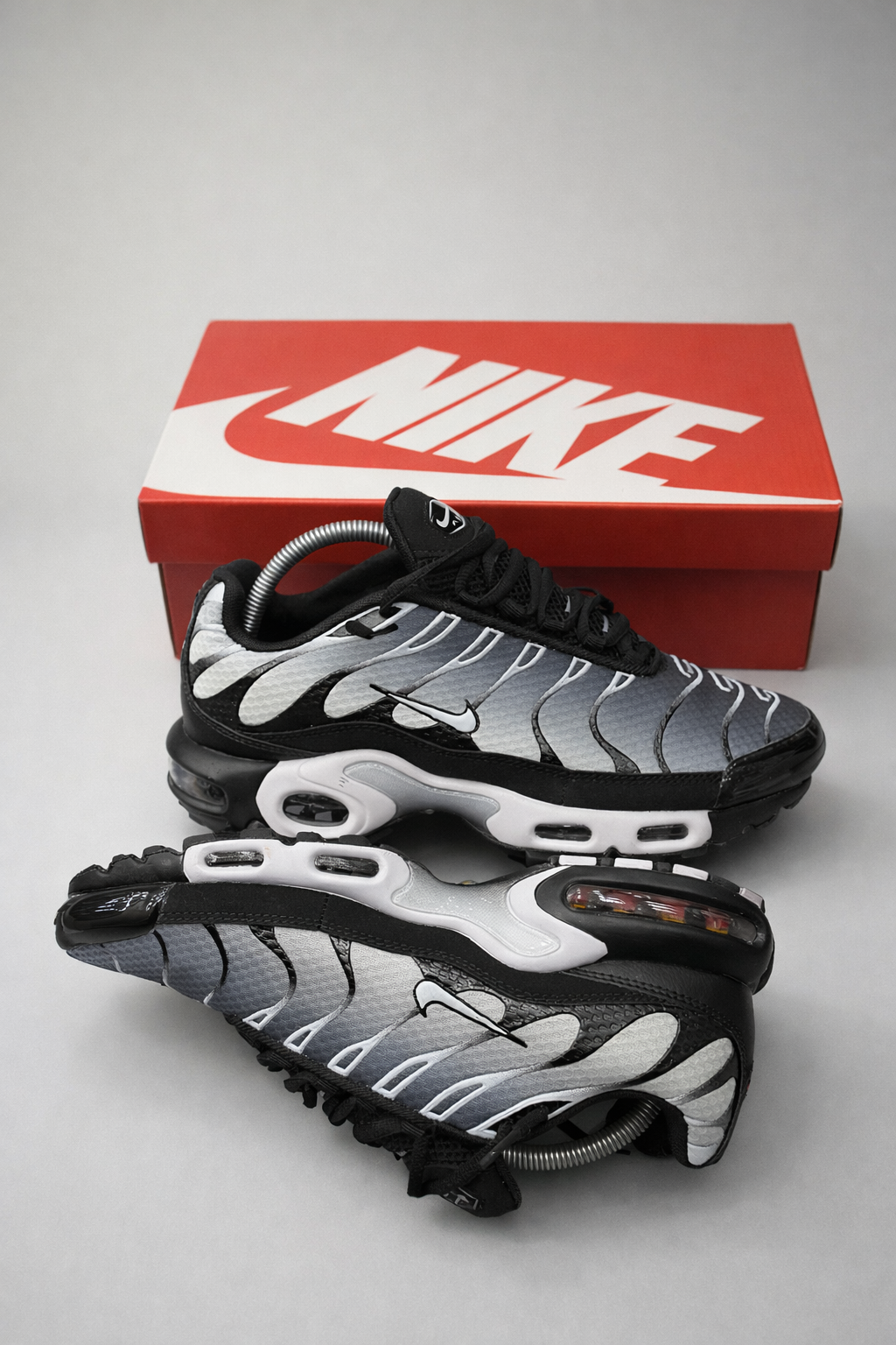 NK AIR MAX PLUS TN "BLACK METALIC"