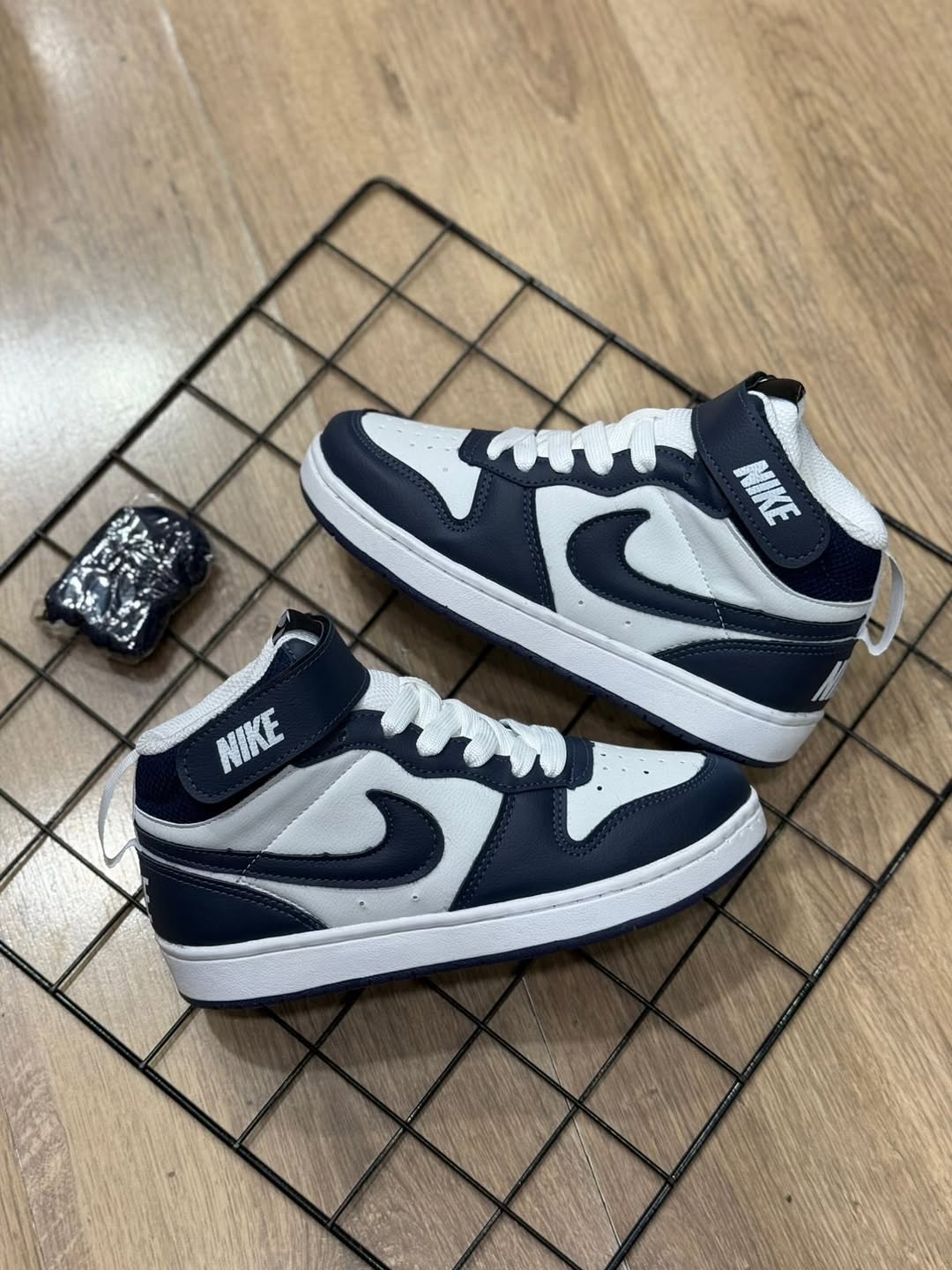 Borough Mid “Azul escuro/Branco"