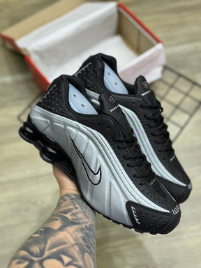 NK SHOX R4 "PRETO/PRATA" - PRONTA ENTREGA