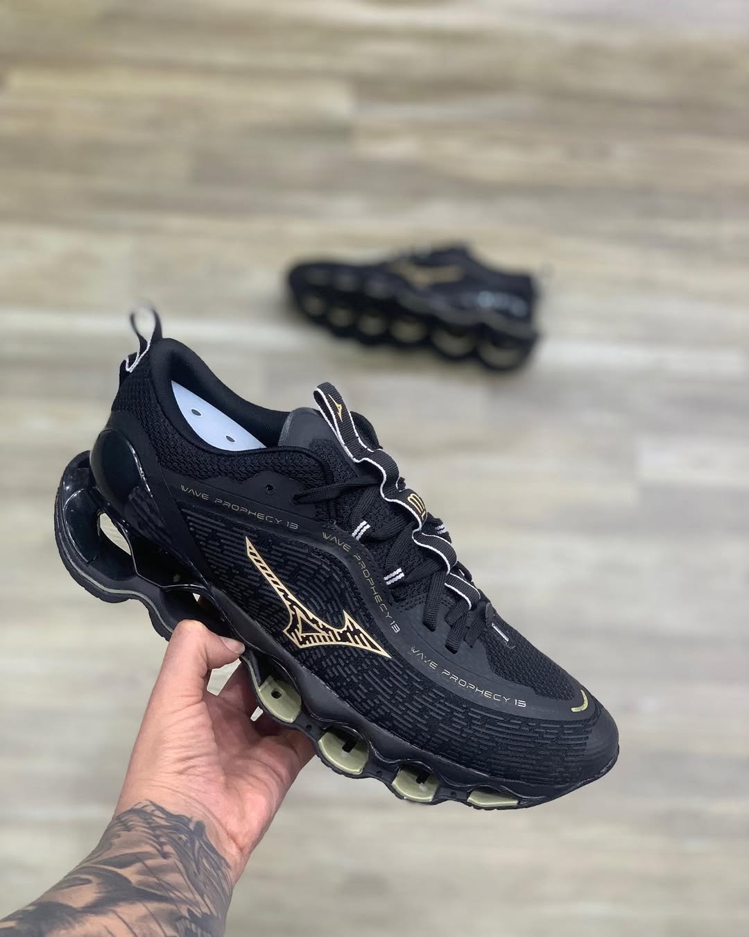 Mizuno Wave Prophecy 13 "Preto/Dourado”