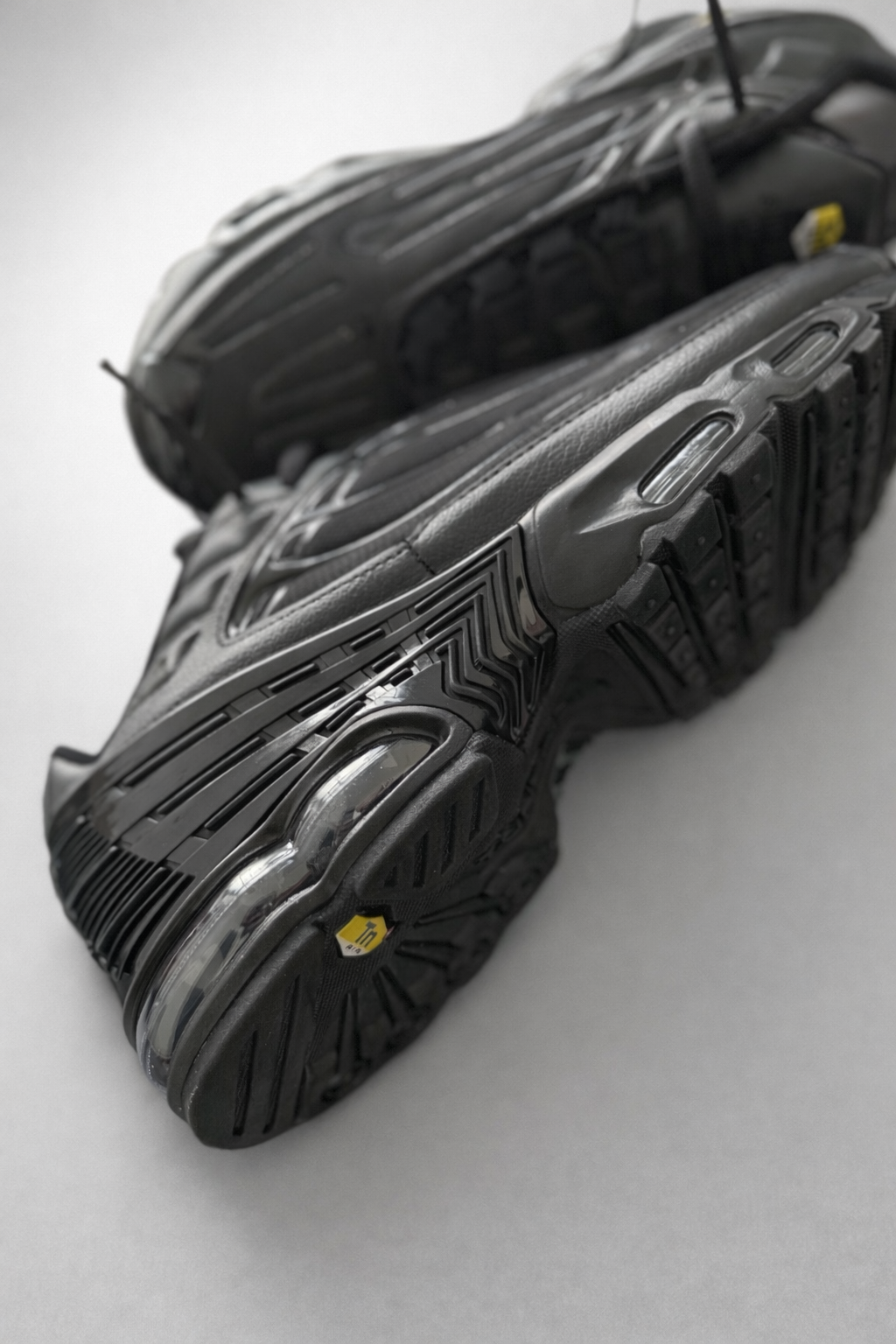 NK AIR MAX PLUS TN III "TRIPLE BLACK"