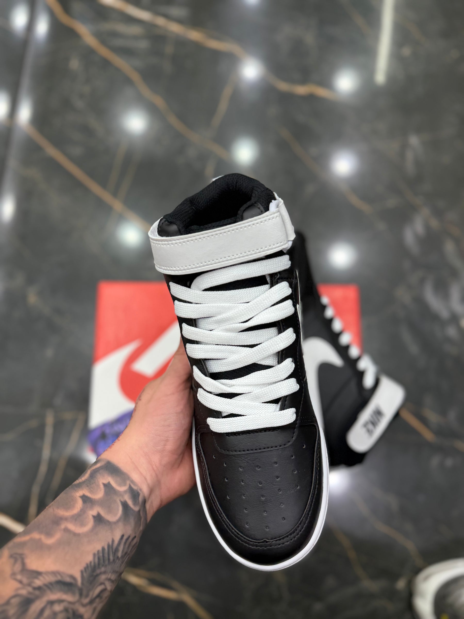 Borough Mid “Preto/Branco"