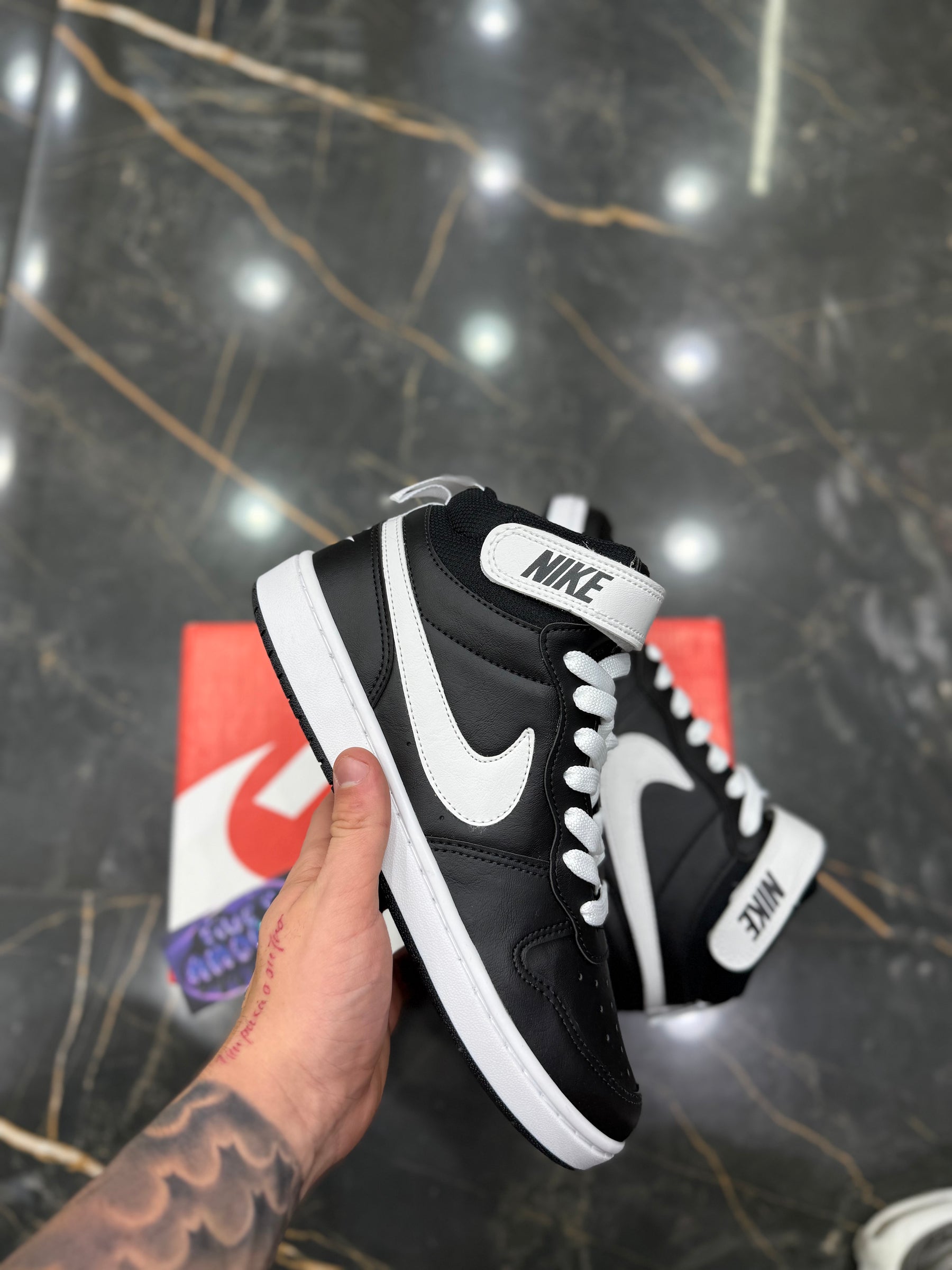 Borough Mid “Preto/Branco"